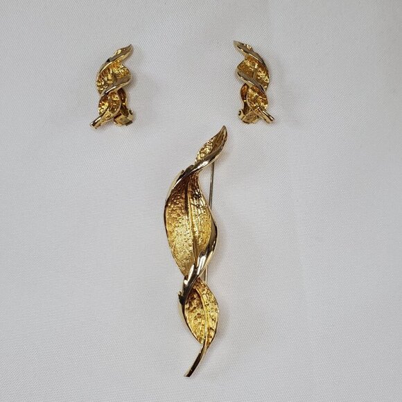 Vintage Coro Brushed Gold-Tone Leaf Brooch & Clip-On Earrings Jewelry Set - Picture 2 of 14